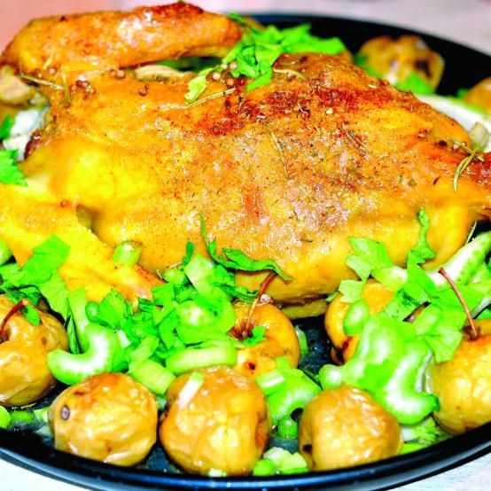 Рецепти:  Смачна пікантна  ароматна курочка, фарширована фенхелем, чорносливом і яблуком