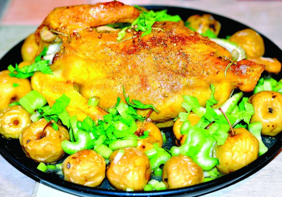 Рецепти:  Смачна пікантна  ароматна курочка, фарширована фенхелем, чорносливом і яблуком