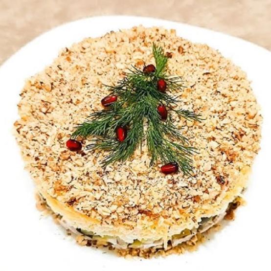 Рецепти:  Смачний святковий пікантний салат з грибами, горіхами і чорносливом