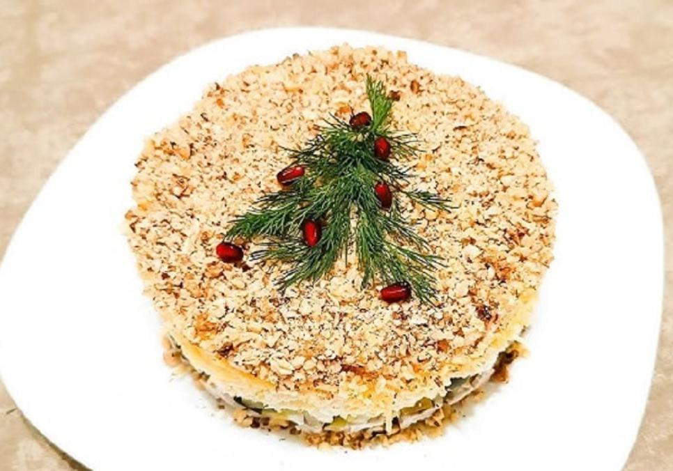 Рецепти:  Смачний святковий пікантний салат з грибами, горіхами і чорносливом