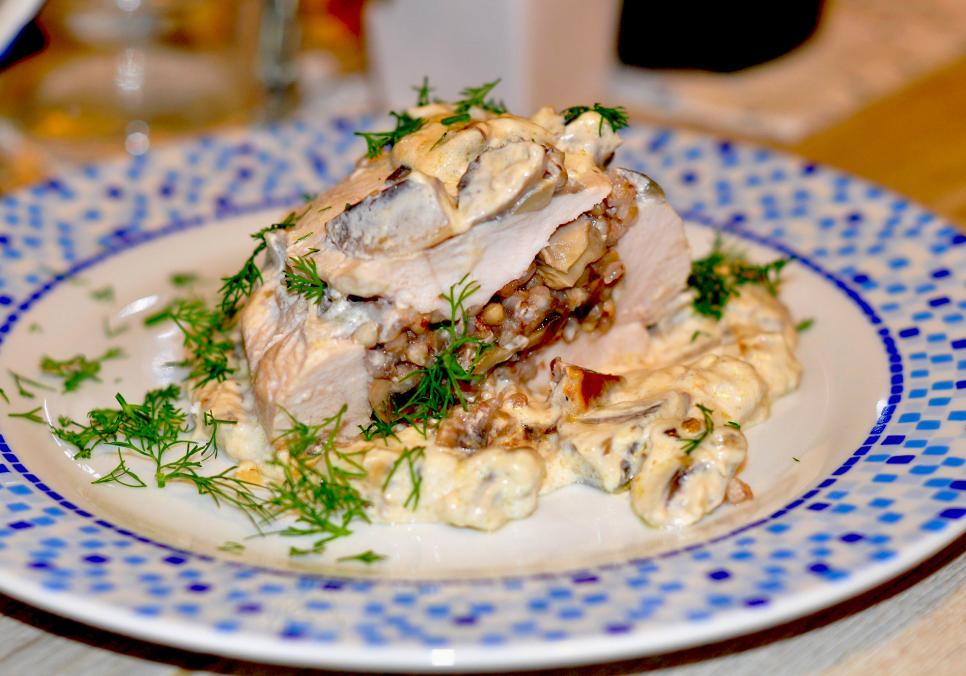 Рецепти:    Смачні апетитні курячі грудинки, фаршировані гречкою та печерицями