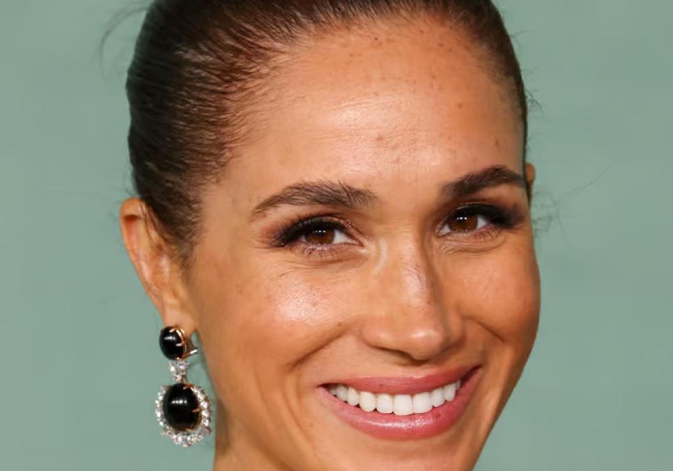 Меган Маркл підкорила Йорданію стильним білим костюмом та гуманітарною місією