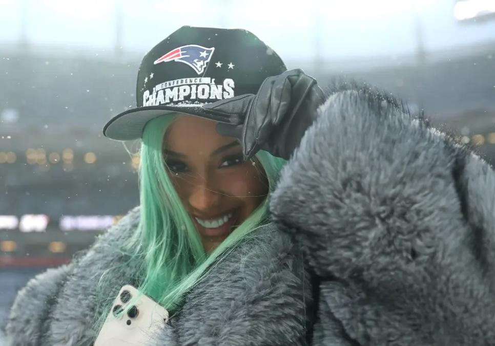 Зірка Карді Бі провокує конфлікти з колегами-аматорами New England Patriots перед Супербоулом