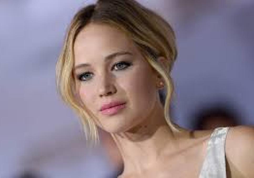 Дженніфер Лоуренс задає новий тренд на яскраві спортивні штани в Нью-Йорку