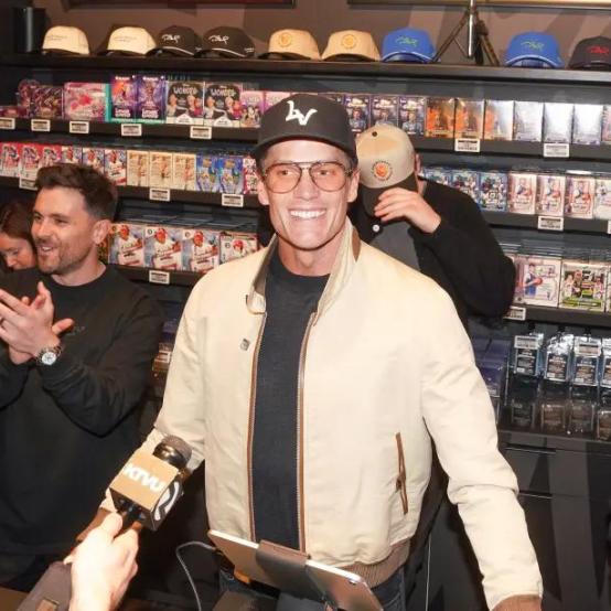 Алікс Ерл та Том Брейді офіційно зустрічаються після романтичних вихідних на Супербоулі