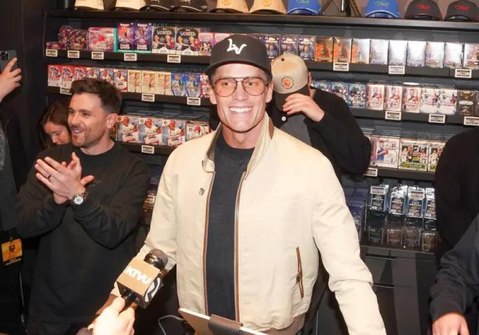 Алікс Ерл та Том Брейді офіційно зустрічаються після романтичних вихідних на Супербоулі