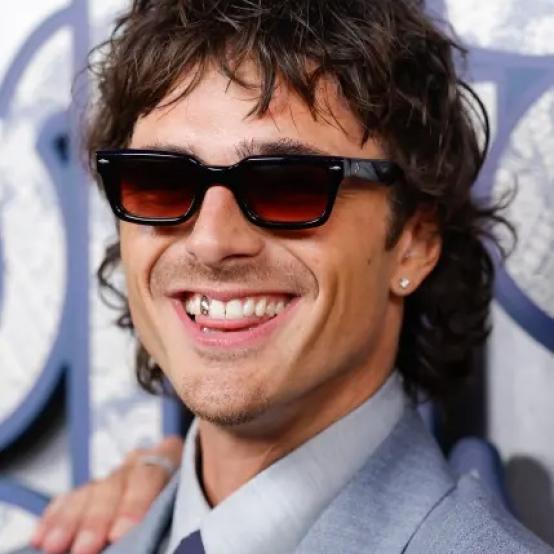 Джейкоб Елорді вразив фанатів золотим зубом на прем'єрі «Грозового перевалу»