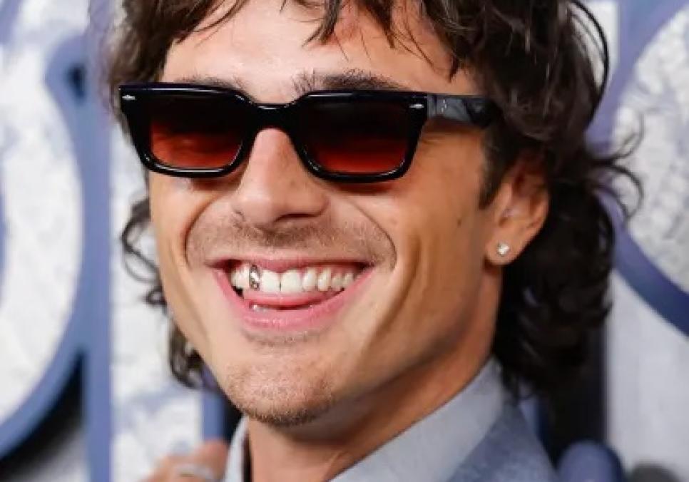 Джейкоб Елорді вразив фанатів золотим зубом на прем'єрі «Грозового перевалу»