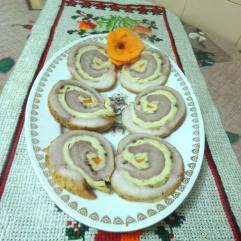 Рецепти:  Смачний домашній м’ясний рулет з підчеревини і млинців