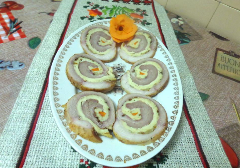 Рецепти:  Смачний домашній м’ясний рулет з підчеревини і млинців