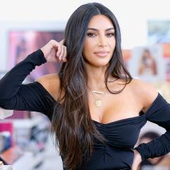 Кім Кардаш'ян та Кайлі Дженнер висміяли «прокляття» родини після скандальної реклами Кендалл