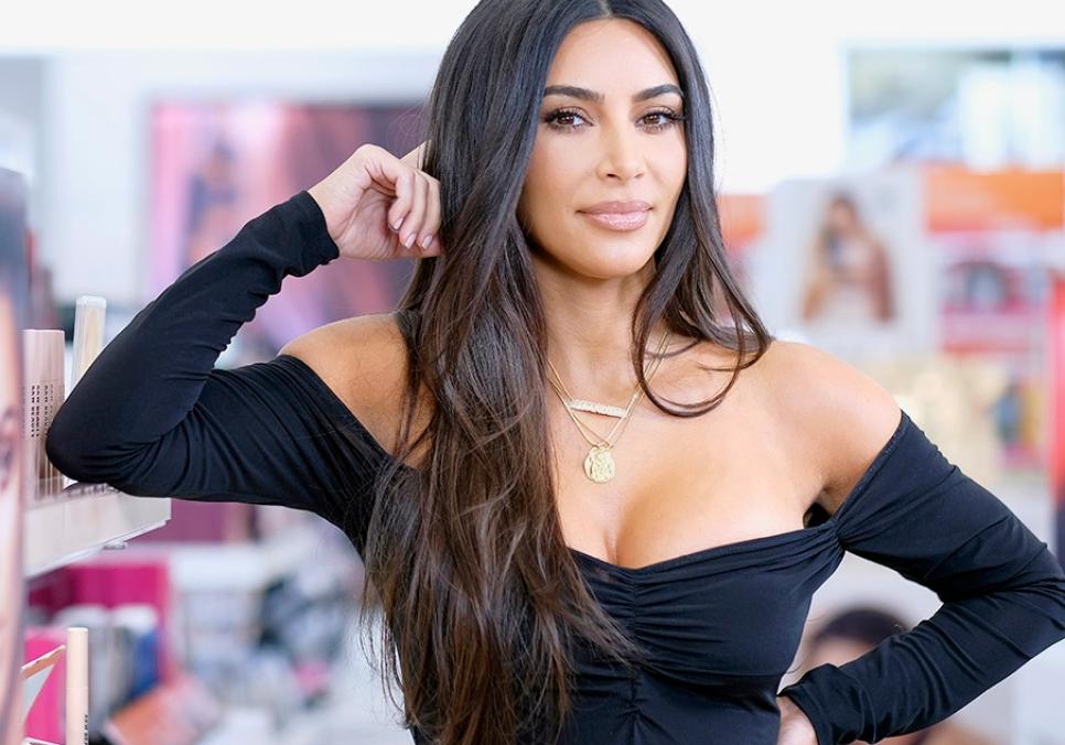 Кім Кардаш'ян та Кайлі Дженнер висміяли «прокляття» родини після скандальної реклами Кендалл