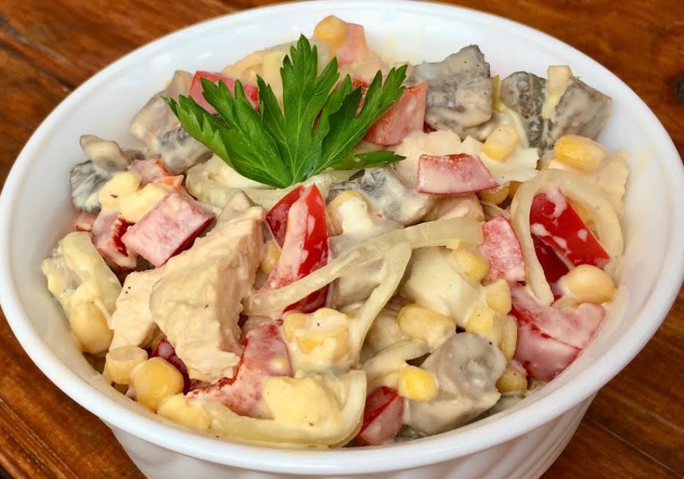 Смачний салат із куркою, сиром і грибами