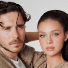 Нікола Пельтц надіслала закодоване послання Бекхемам через татуювання