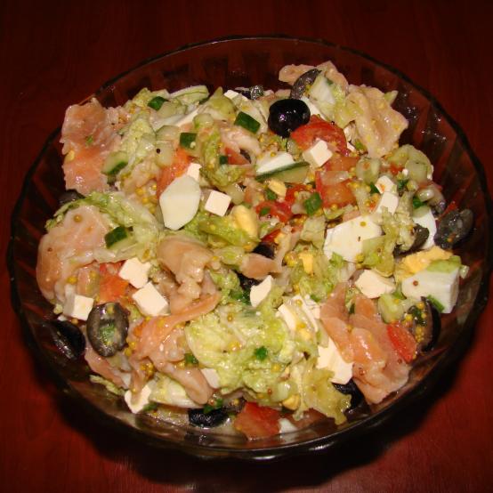 Рецепти:   Смачний  ситний салат із сьомгою і вершковим сиром