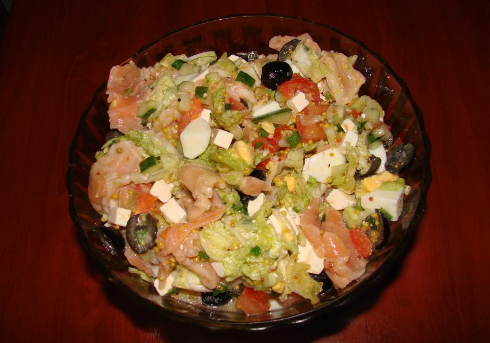 Рецепти:   Смачний  ситний салат із сьомгою і вершковим сиром