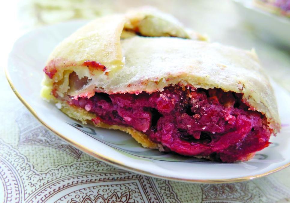 Рецепти:   Смачний ніжний струдель з вишнями