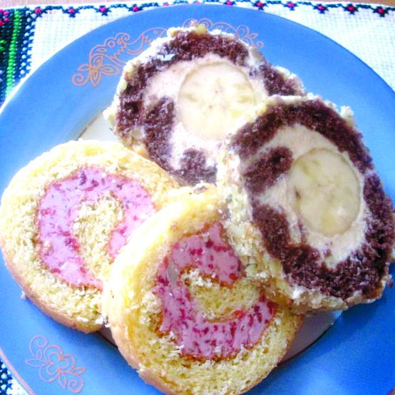 Рецепти:  Смачні домашні бісквітні рулети із малиновим варенням