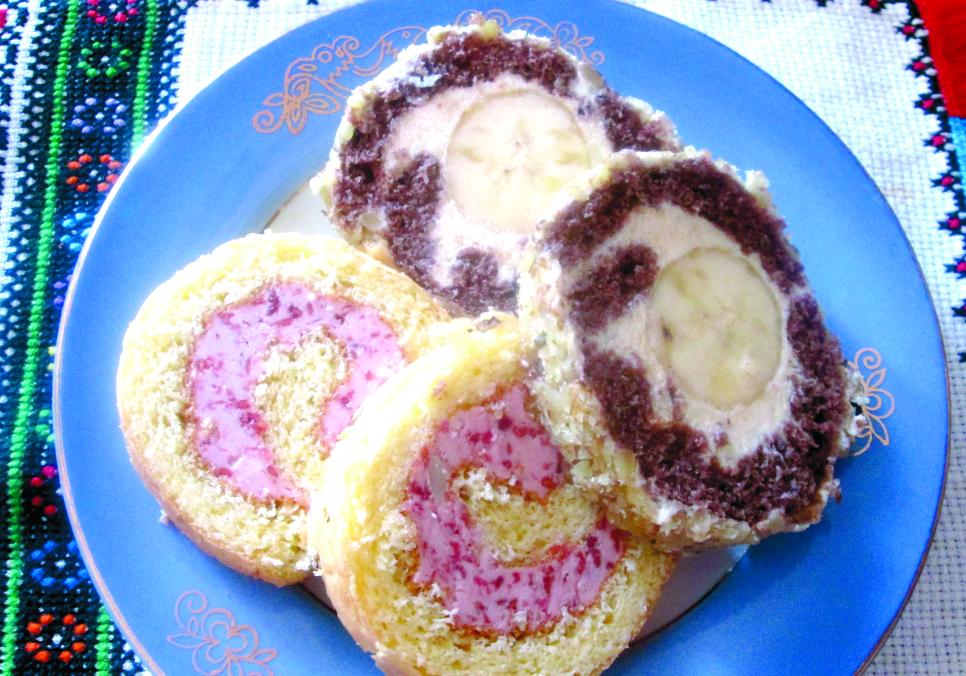 Рецепти:  Смачні домашні бісквітні рулети із малиновим варенням