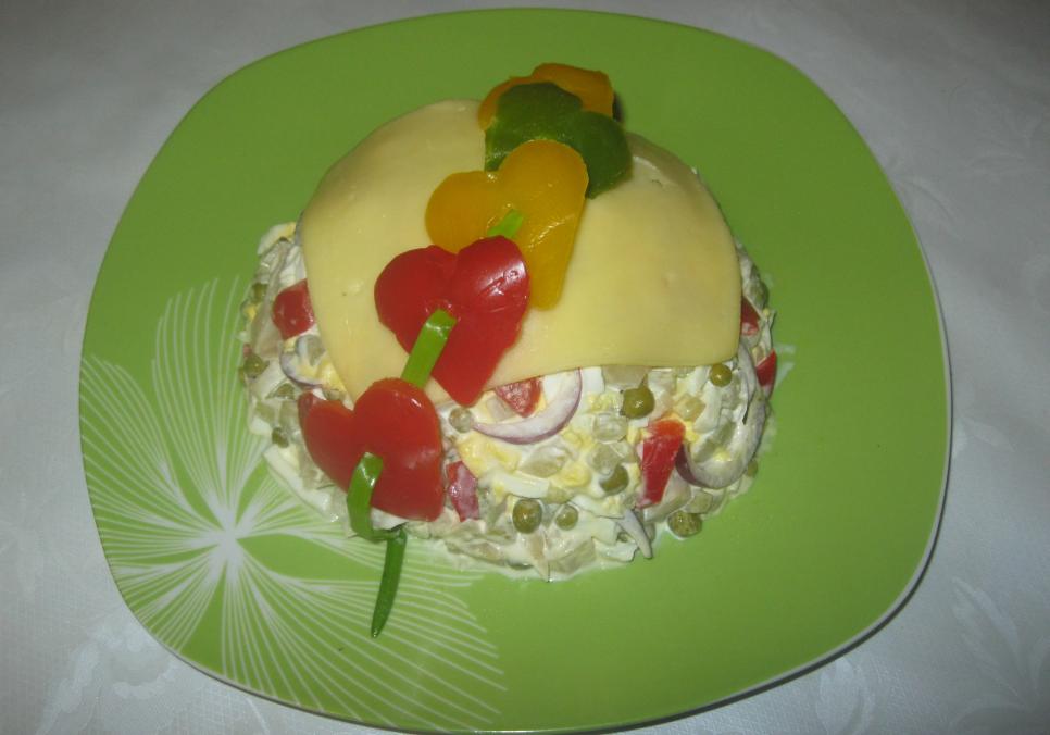 Рецепти:  Смачний домашній салат «Під капелюшком»