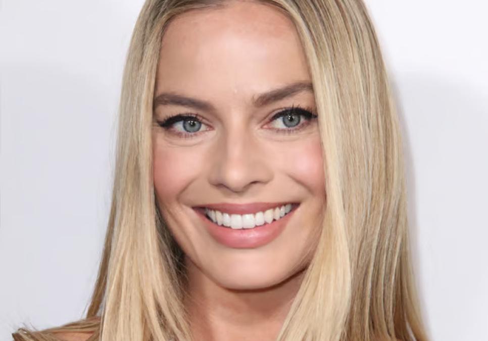 Марго Роббі задає тон святковому сезону в яскраво-червоному вбранні у Венеції