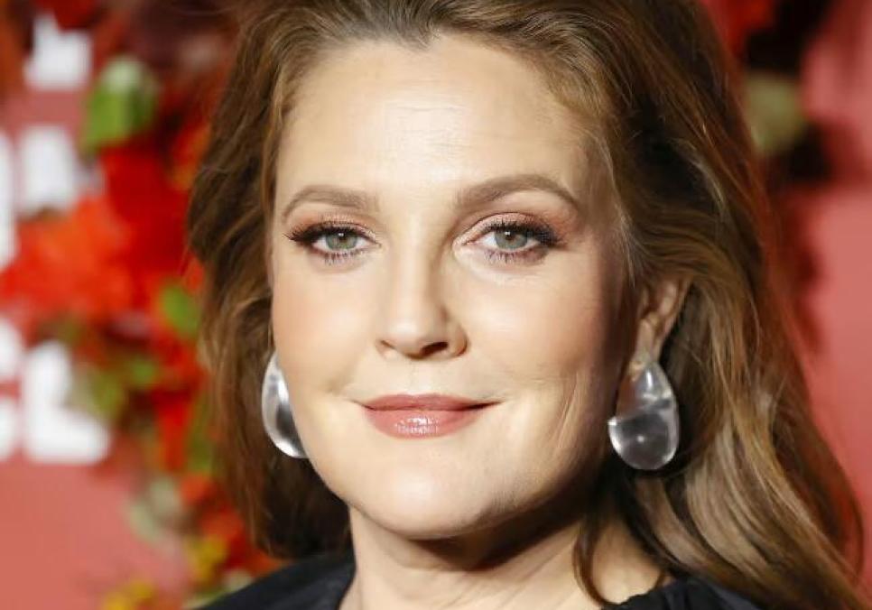 Дрю Беррімор підкорила мережу відео без макіяжу: «Старіння — це привілей»