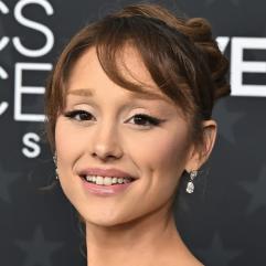 Аріана Гранде розкрила болючу причину свого культового образу зі светром та чоботами