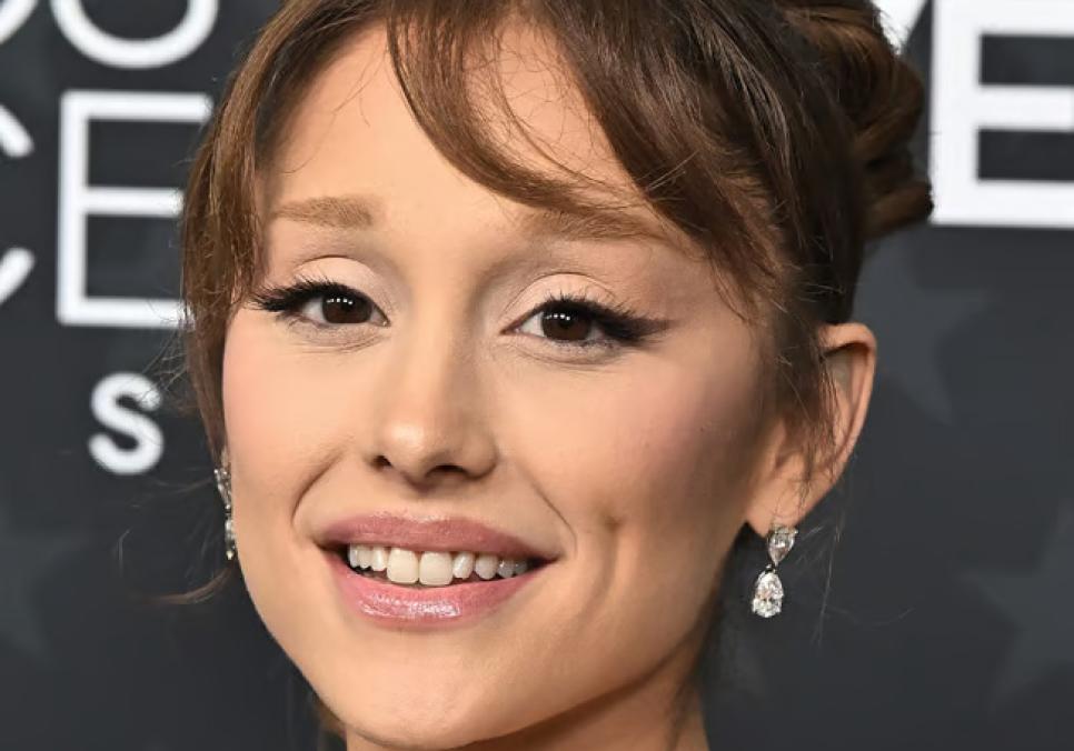 Аріана Гранде розкрила болючу причину свого культового образу зі светром та чоботами