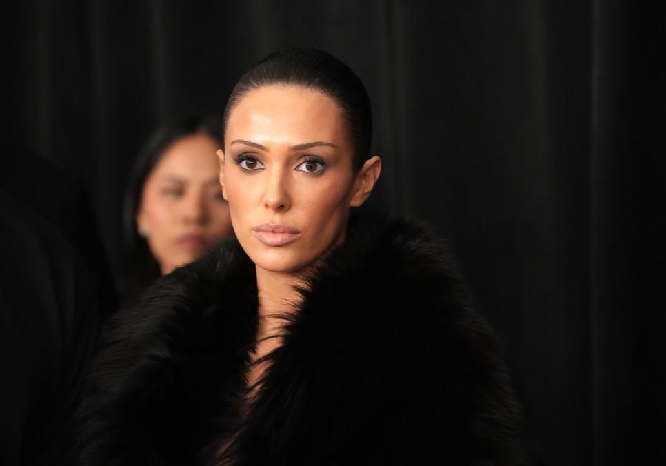 Б'янка Цензорі вразила сріблястим прозорим образом на побаченні з Каньє Вестом