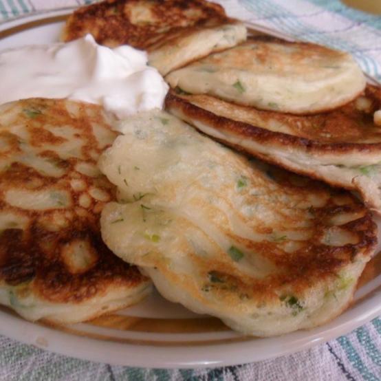 Рецепти:  Смачні ароматні домашні млинці з цибулею