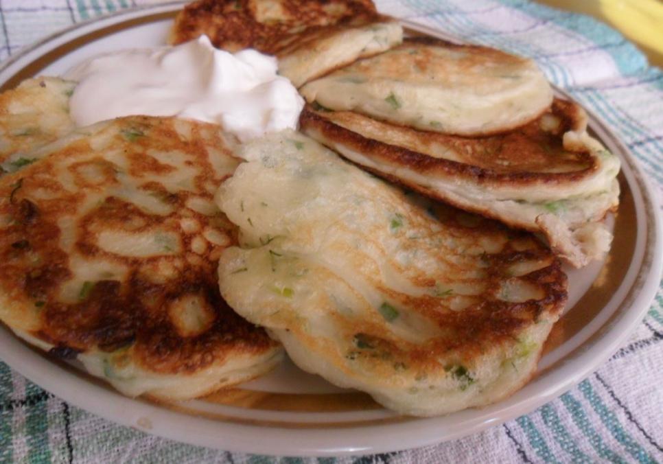 Рецепти:  Смачні ароматні домашні млинці з цибулею