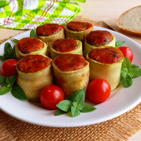 Рецепти:   Смачні ароматні запечені домашні голубці в кабачках