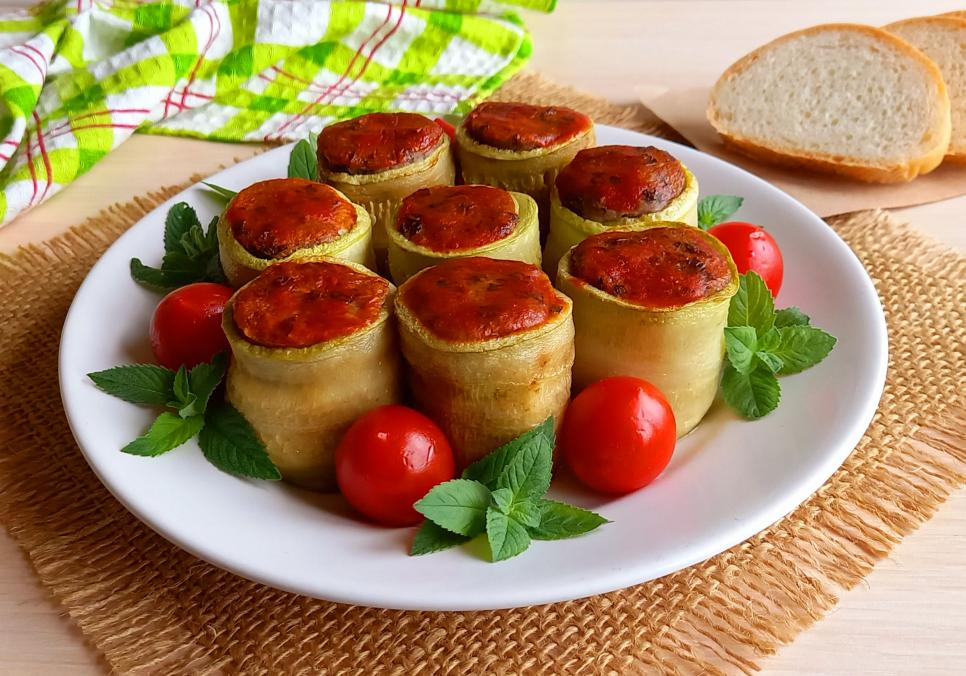 Рецепти:   Смачні ароматні запечені домашні голубці в кабачках