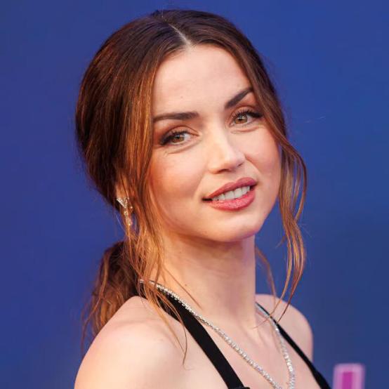 Ана де Армас збентежила шанувальників прозорою сукнею на вечірці