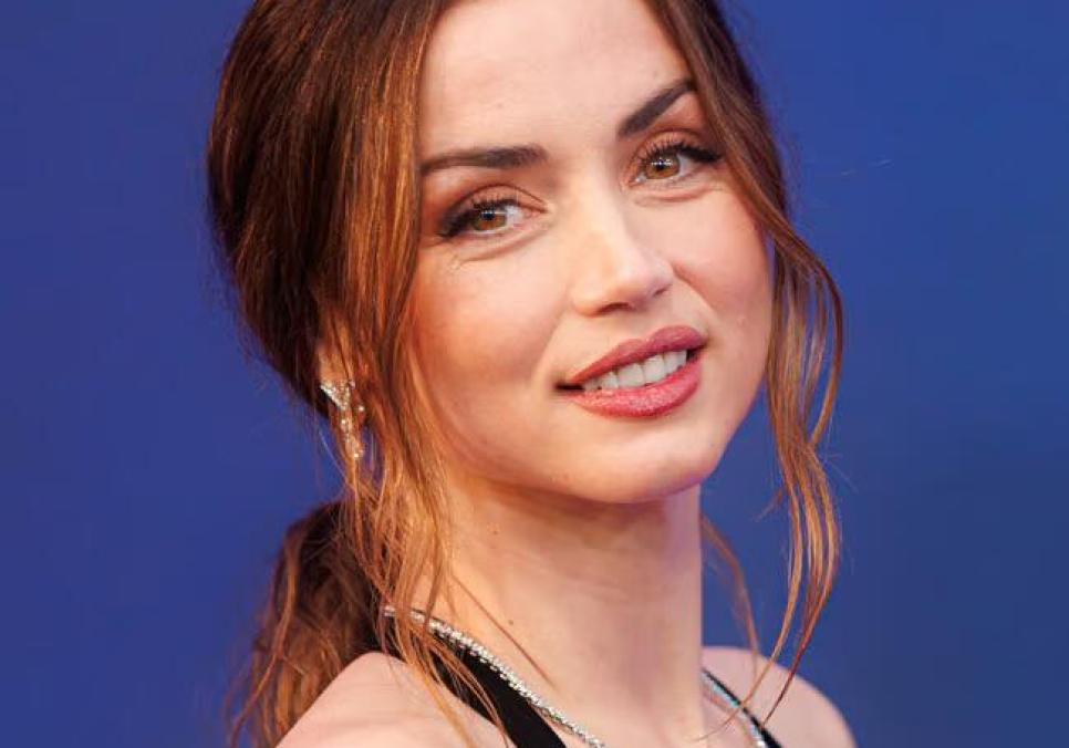 Ана де Армас збентежила шанувальників прозорою сукнею на вечірці