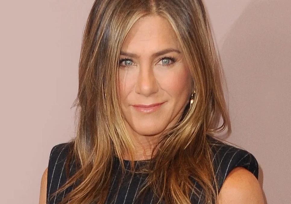 Зірка Дженніфер Еністон задає головний джинсовий тренд 2026 року