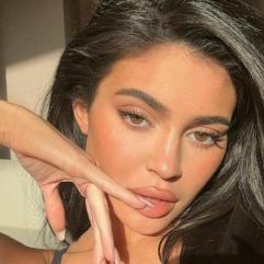 Кайлі Дженнер вразила підтягнутим пресом на прем'єрі свого дебютного фільму «Момент»