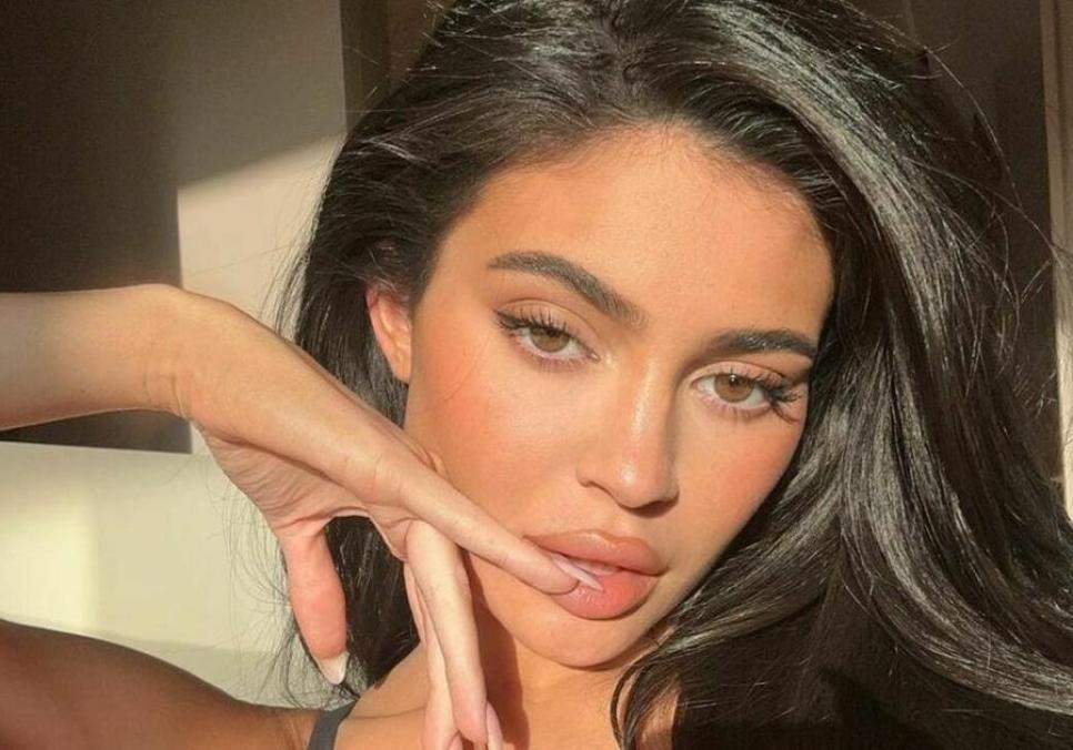 Кайлі Дженнер вразила підтягнутим пресом на прем'єрі свого дебютного фільму «Момент»