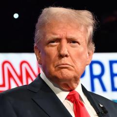 Дональд Трамп пояснив появу синців на руках високими дозами ліків та частими рукостисканнями