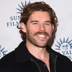 Кріс Шварценеггер вразив мережу стрункою фігурою в новому святковому відео