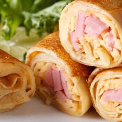 Рецепти:  Смачні апетитні млинці на пиві з шинкою та курятиною