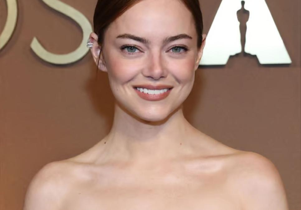 Емма Стоун вразила сміливим масляно-жовтим образом від Louis Vuitton