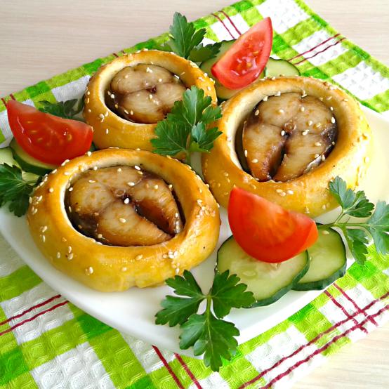 Рецепти:  Смачні домашні ситні відкриті пиріжки з рибою