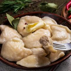 Рецепти:  Смачні домашні апетитні вареники з печінкою і салом