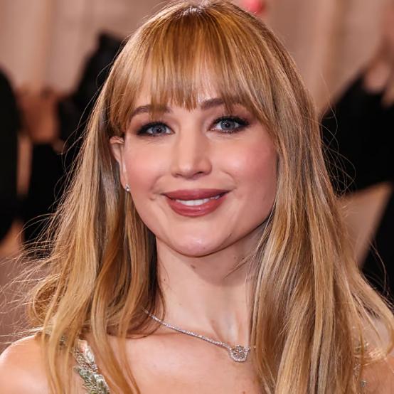 Дженніфер Лоуренс спровокувала суперечки стильною велопрогулянкою в леопардовому хутрі