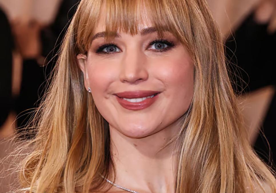 Дженніфер Лоуренс спровокувала суперечки стильною велопрогулянкою в леопардовому хутрі