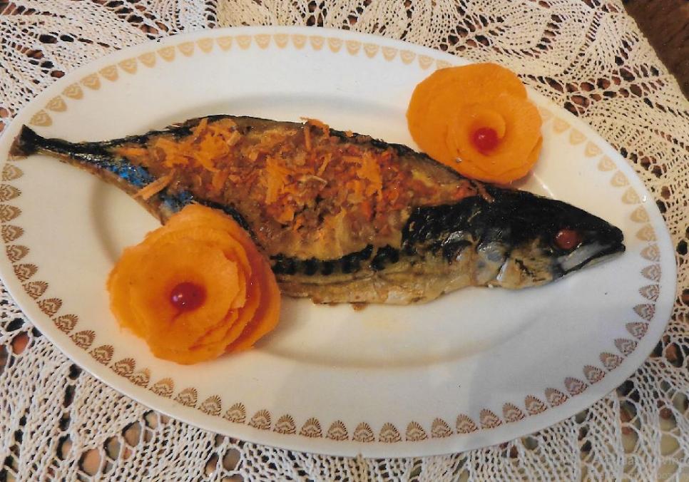 Рецепти:   Смачна ароматна скумбрія (мокрель), запечена з овочами
