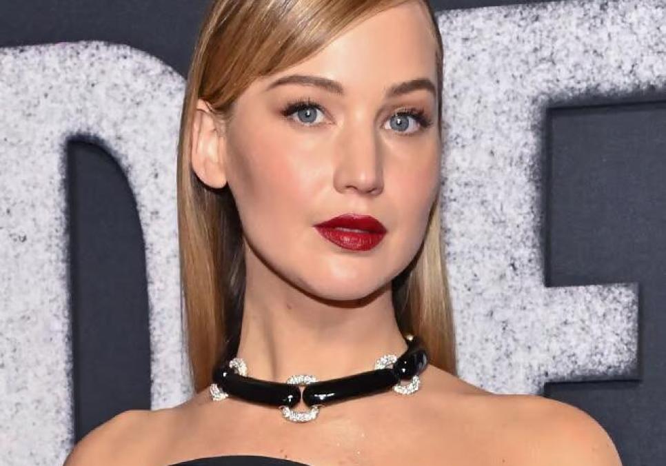 Дженніфер Лоуренс здивувала новою зачіскою та вишуканим образом у Нью-Йорку