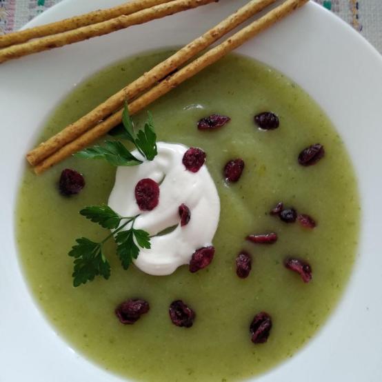 Рецепти:  Смачний домашній кабачковий крем-суп з журавлиною