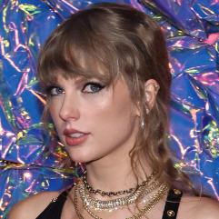 Тейлор Свіфт і її «золота» пасхалка: як вибір сукні на весілля подруги розбурхав Swifties